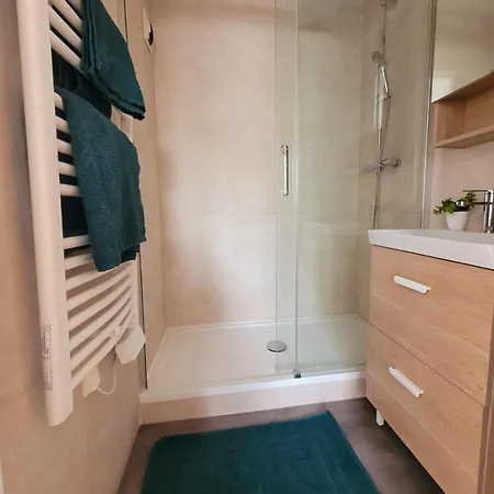 App F2 Proche Et Place De Parking Privative , Menage Inclus, Linge De Maison En Option Διαμέρισμα *