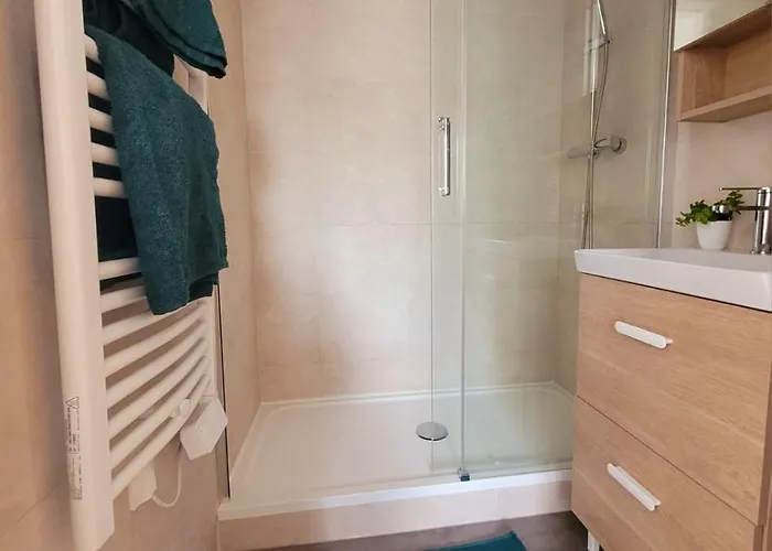 App F2 Proche Et Place De Parking Privative , Menage Inclus, Linge De Maison En Option Apartman *